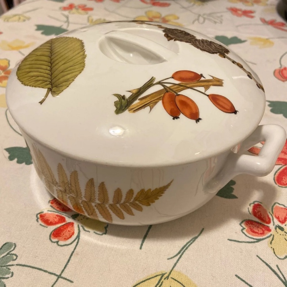 Royal Worcester Wild Harvest casserole dish